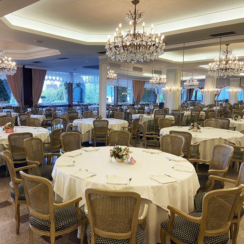 Otto sedie in legno laccato  (Italia, XX sec.)  - Asta Gli Arredi del Grand Hotel Bristol sul Lago Maggiore - San Luca Casa d'Aste