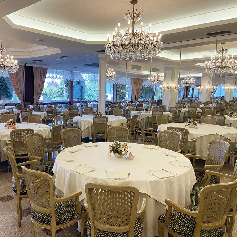 Dieci sedie in legno laccato  (Italia, XX sec.)  - Asta Gli Arredi del Grand Hotel Bristol sul Lago Maggiore - San Luca Casa d'Aste