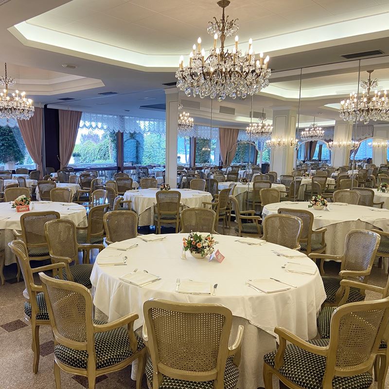 Dieci sedie in legno laccato  (Italia, XX sec.)  - Asta Gli Arredi del Grand Hotel Bristol sul Lago Maggiore - San Luca Casa d'Aste