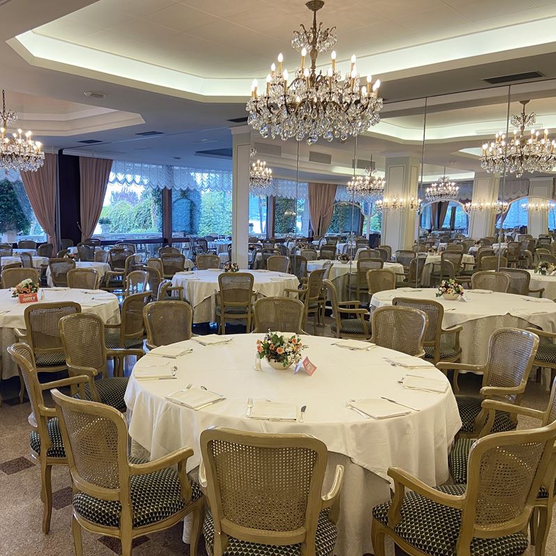 Dieci sedie in legno laccato  (Italia, XX sec.)  - Asta Gli Arredi del Grand Hotel Bristol sul Lago Maggiore - San Luca Casa d'Aste