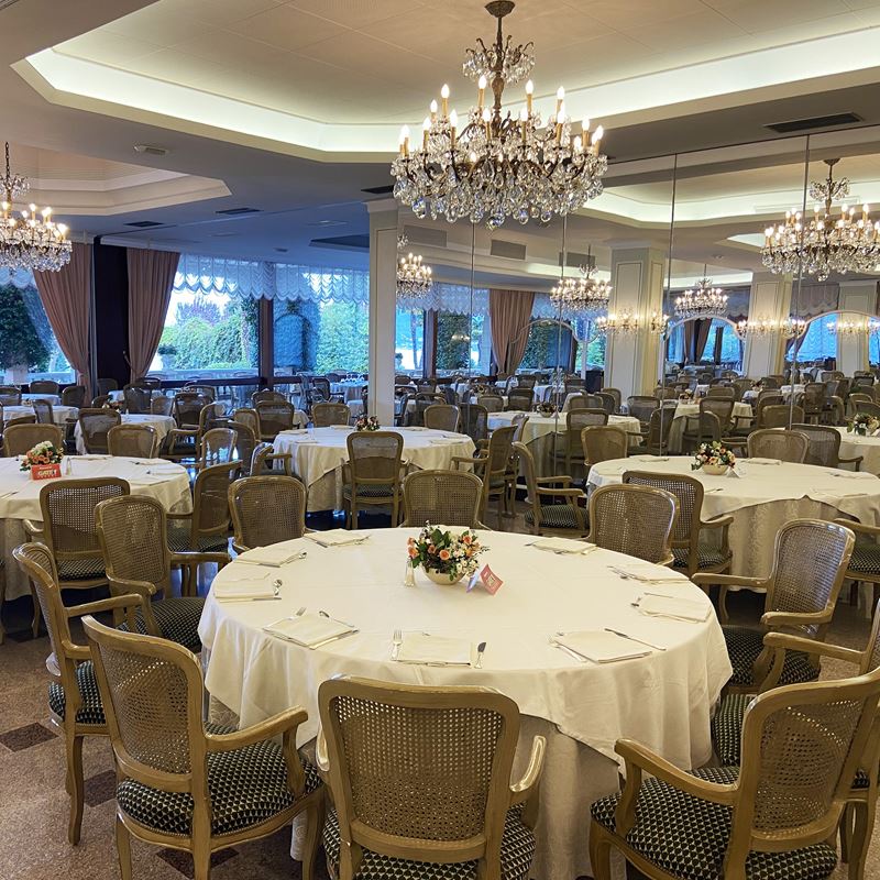 Dieci sedie in legno laccato  (Italia, XX sec.)  - Asta Gli Arredi del Grand Hotel Bristol sul Lago Maggiore - San Luca Casa d'Aste