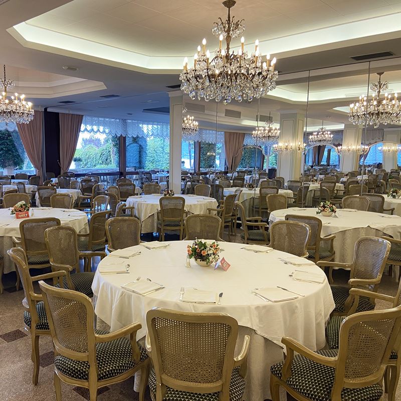 Dodici sedie in legno laccato  (Italia, XX sec.)  - Asta Gli Arredi del Grand Hotel Bristol sul Lago Maggiore - San Luca Casa d'Aste