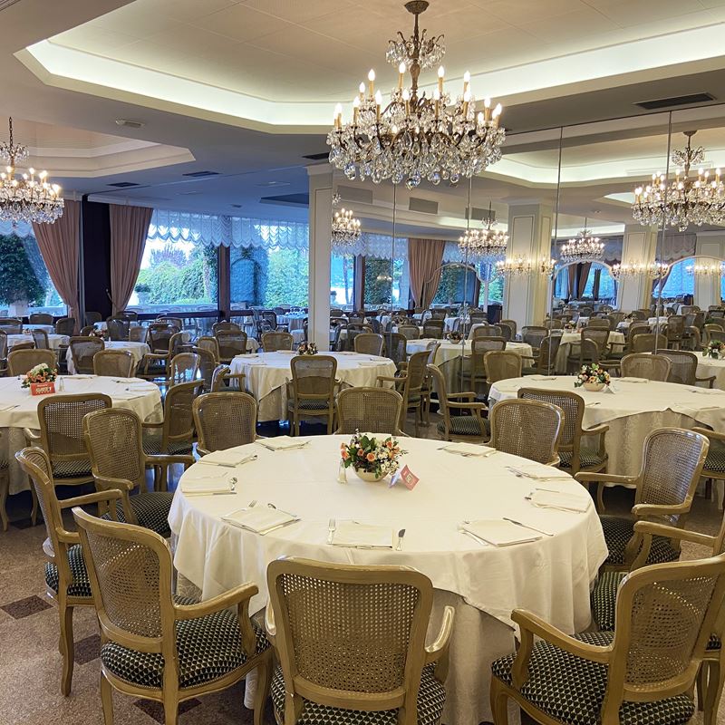 Dodici sedie in legno laccato  (Italia, XX sec.)  - Asta Gli Arredi del Grand Hotel Bristol sul Lago Maggiore - San Luca Casa d'Aste