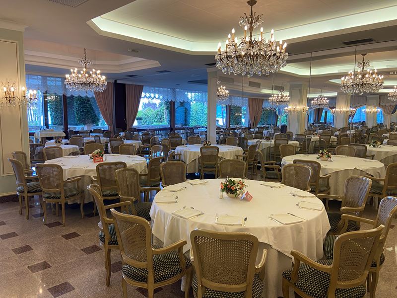 Dodici sedie in legno laccato  (Italia, XX sec.)  - Asta Gli Arredi del Grand Hotel Bristol sul Lago Maggiore - San Luca Casa d'Aste