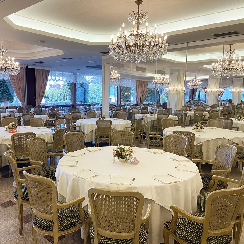 Dodici sedie in legno laccato  (Italia, XX sec.)  - Asta Gli Arredi del Grand Hotel Bristol sul Lago Maggiore - San Luca Casa d'Aste