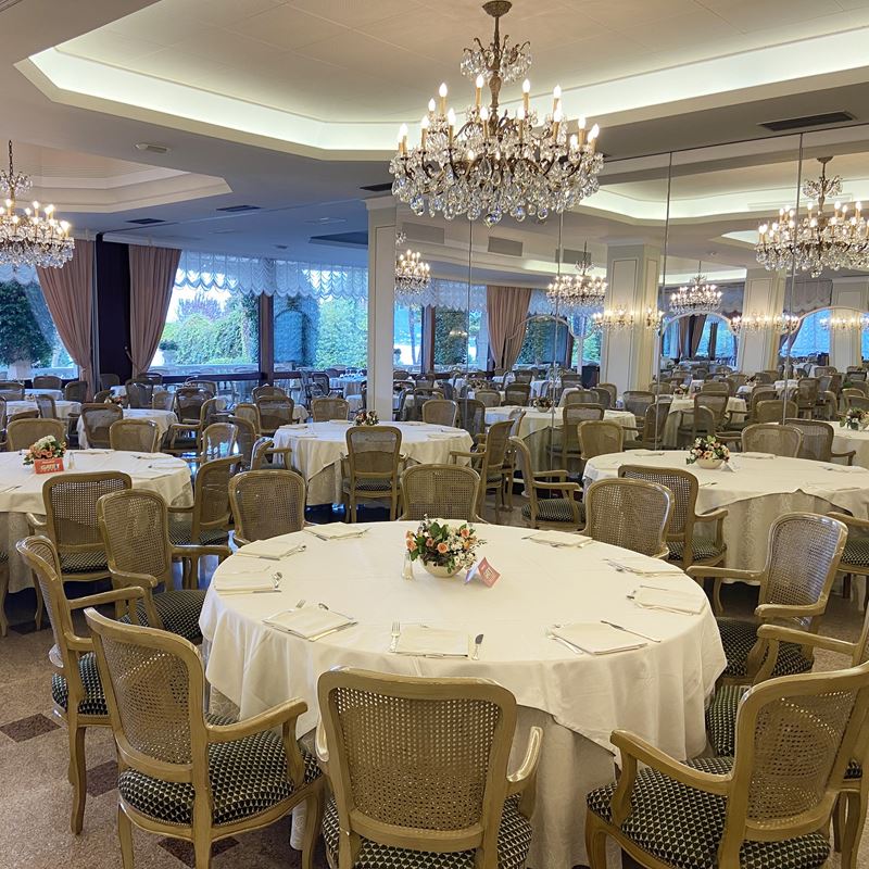 Trenta sedie in legno laccato  (Italia, XX sec.)  - Asta Gli Arredi del Grand Hotel Bristol sul Lago Maggiore - San Luca Casa d'Aste