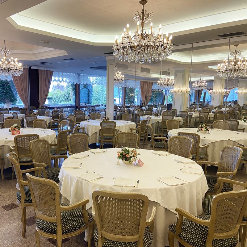 Venti sedie in legno laccato  (Italia, XX sec.)  - Asta Gli Arredi del Grand Hotel Bristol sul Lago Maggiore - San Luca Casa d'Aste
