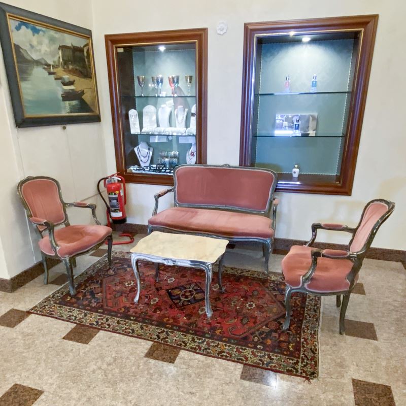 Salotto in legno laccato (4)  (Francia, XIX sec.)  - Asta Gli Arredi del Grand Hotel Bristol sul Lago Maggiore - San Luca Casa d'Aste