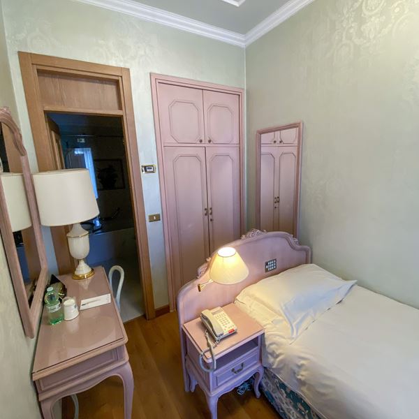 Due camere singole in legno laccato rosa