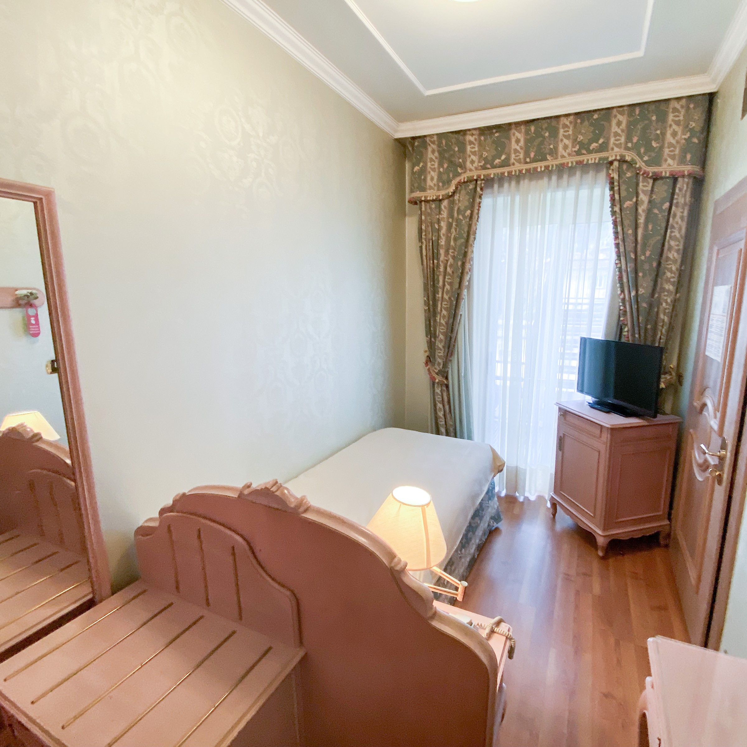 Due camere singole in legno laccato rosa