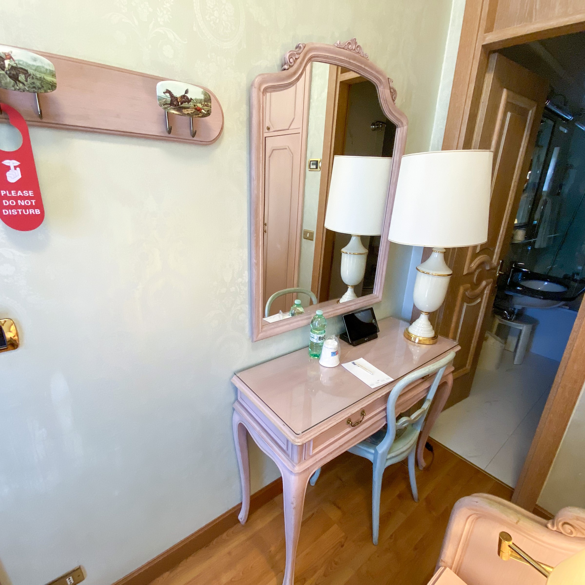 Due camere singole in legno laccato rosa