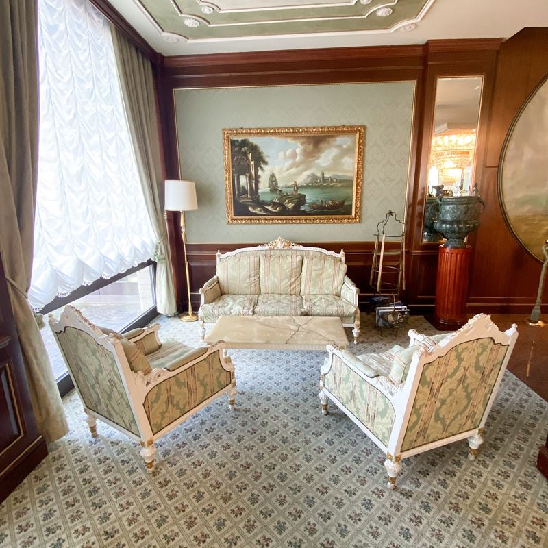 Salotto in legno laccato e dorato  (Francia, XX sec.)  - Asta Gli Arredi del Grand Hotel Bristol sul Lago Maggiore - San Luca Casa d'Aste