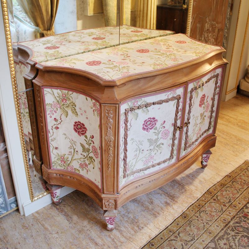 Cassettone in legno e tessuto  (Italia, XX sec.)  - Asta Gli Arredi di Villa "Le Marchesane" - San Luca Casa d'Aste