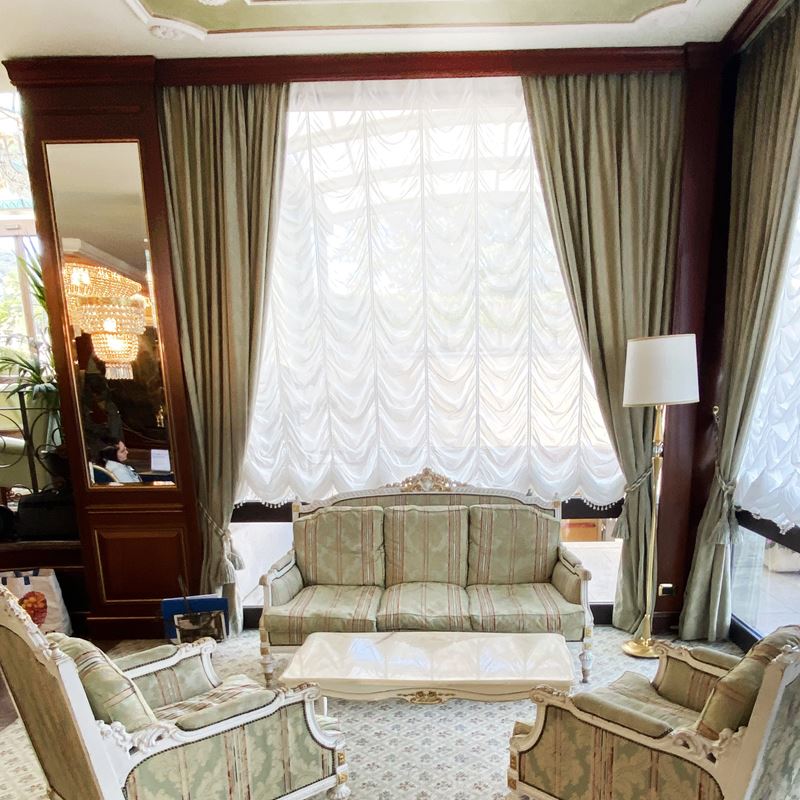 Salotto in legno laccato e dorato  (Francia, XX sec.)  - Asta Gli Arredi del Grand Hotel Bristol sul Lago Maggiore - San Luca Casa d'Aste
