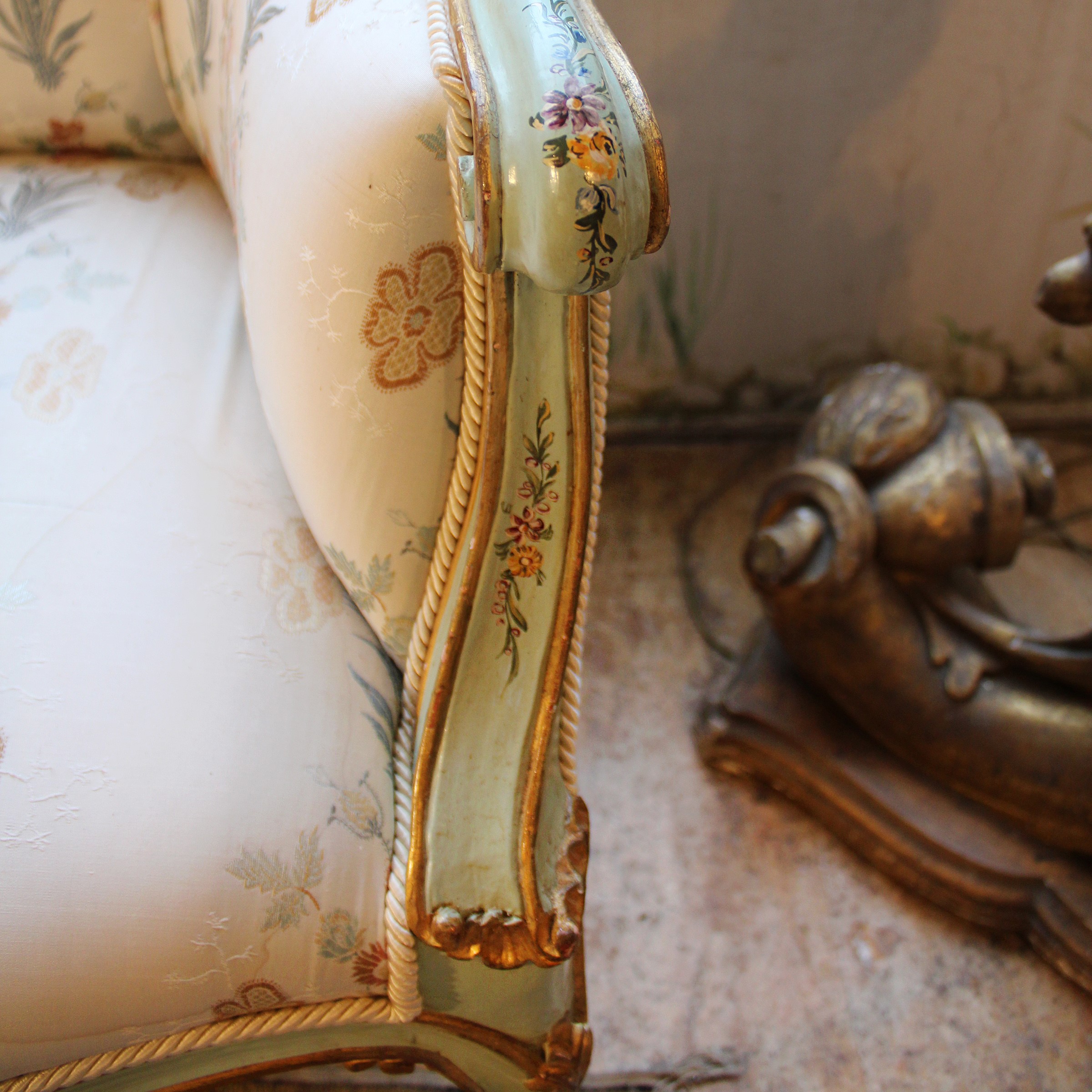 ♦ Divano in Legno Laccato e Dorato