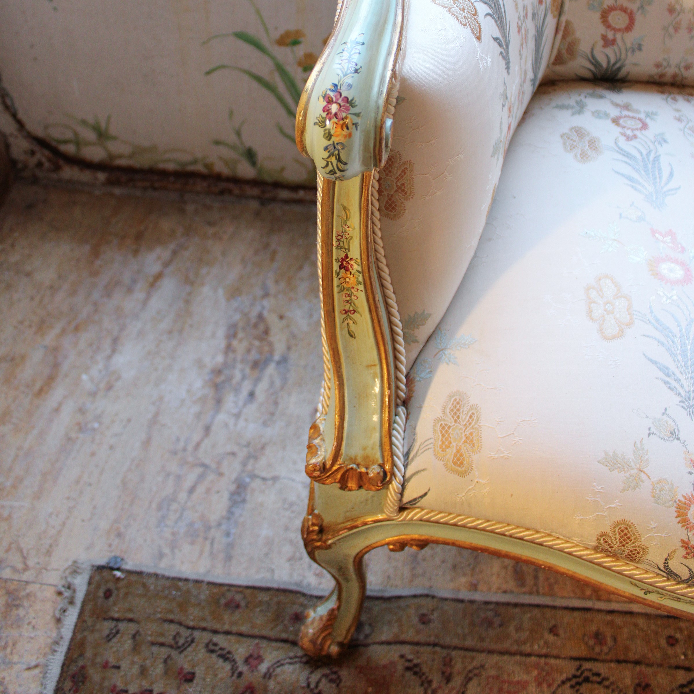 ♦ Divano in Legno Laccato e Dorato