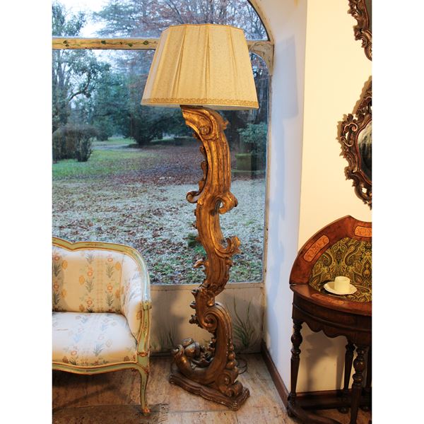 Fregio elettrificato in legno dorato