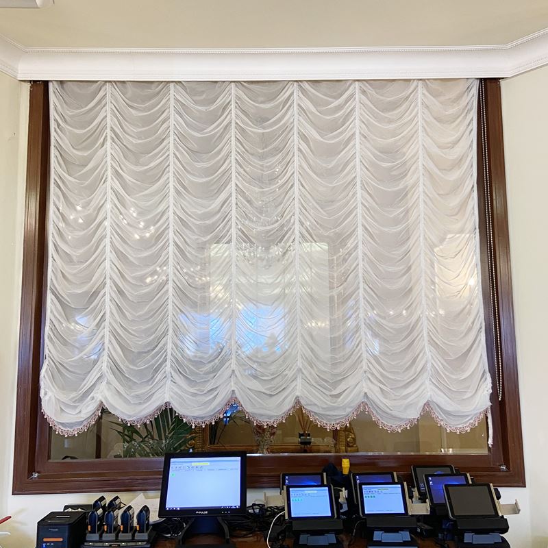 Tenda a pacchetto in tulle  (Italia, XX sec.)  - Asta Gli Arredi del Grand Hotel Bristol sul Lago Maggiore - San Luca Casa d'Aste