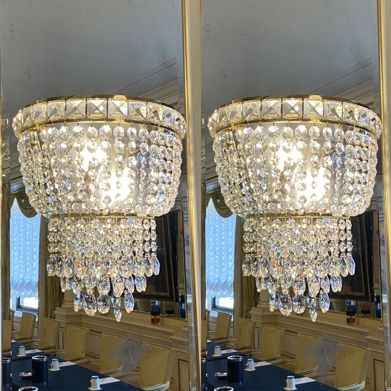 Coppia di applique in metallo dorato  (Italia, XX sec.)  - Asta Gli Arredi del Grand Hotel Bristol sul Lago Maggiore - San Luca Casa d'Aste