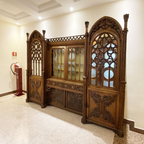 Grande armadio in rovere in stile gotico