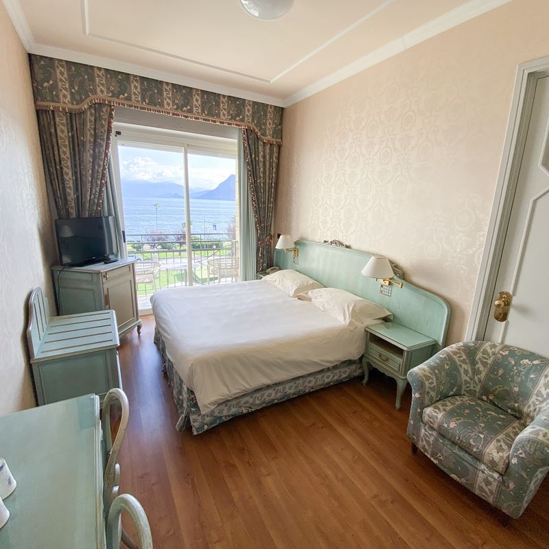 Camera matrimoniale in legno tinto verde  (Italia, XX sec.)  - Asta Gli Arredi del Grand Hotel Bristol sul Lago Maggiore - San Luca Casa d'Aste