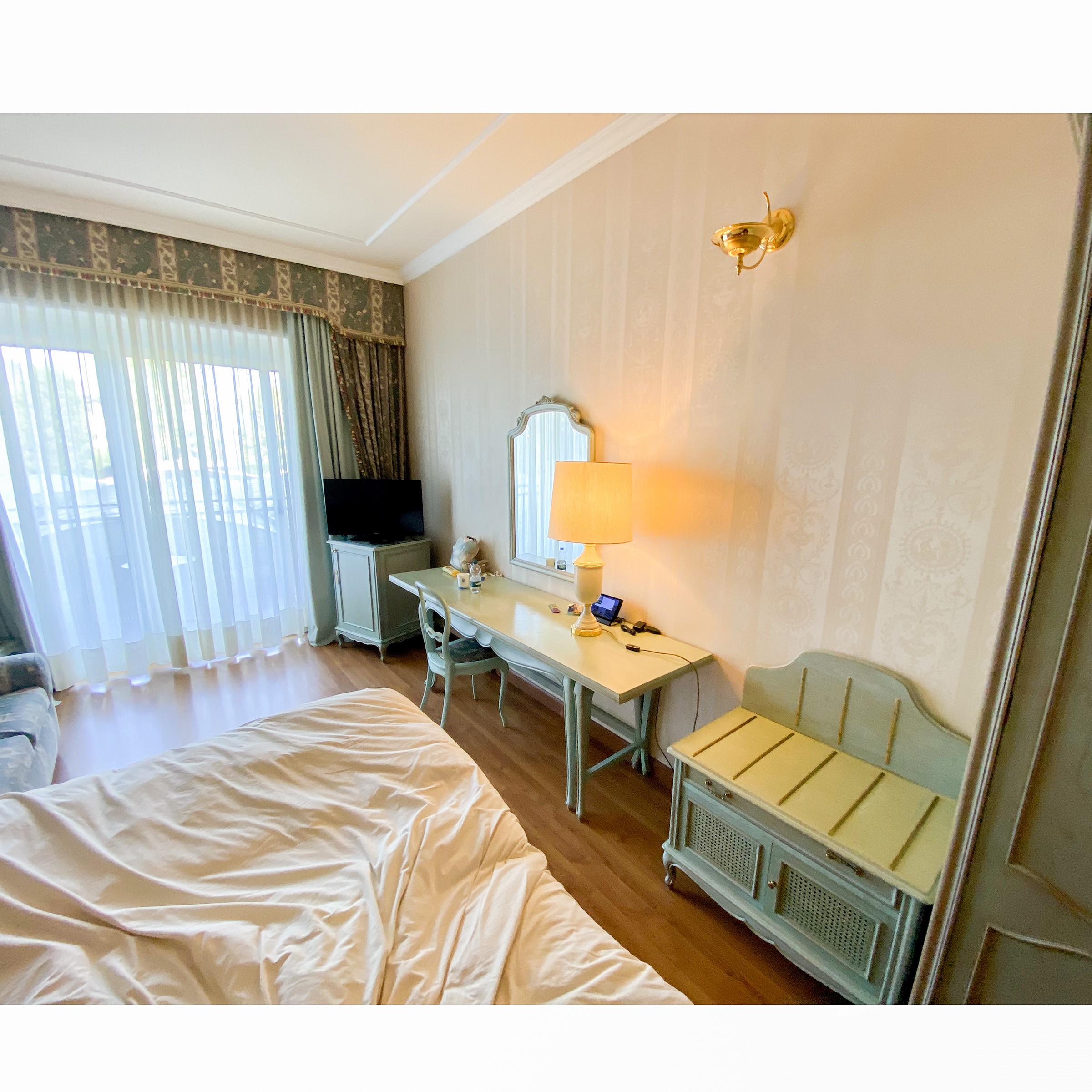 Cinque camere doppie in legno tinto verde