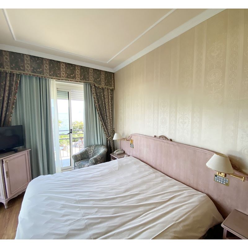 Cinque camere doppie in legno tinto rosa  (Italia, XX sec.)  - Asta Gli Arredi del Grand Hotel Bristol sul Lago Maggiore - San Luca Casa d'Aste