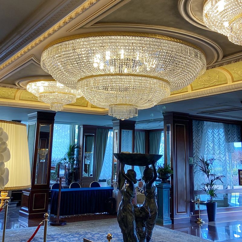 Grande plafoniera in bronzo dorato  (Italia, XX sec.)  - Asta Gli Arredi del Grand Hotel Bristol sul Lago Maggiore - San Luca Casa d'Aste