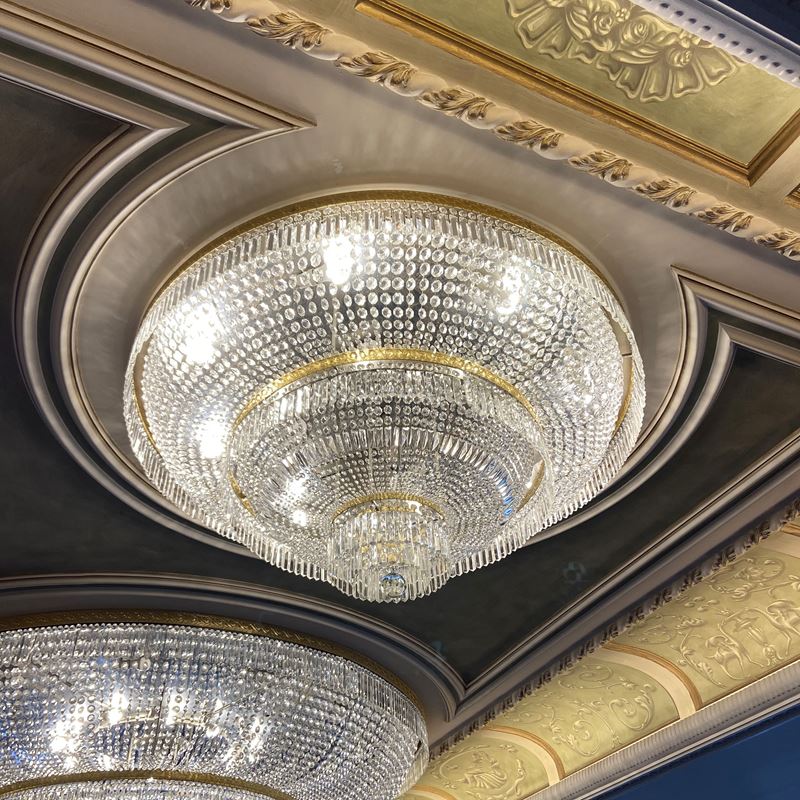 Grande plafoniera in bronzo dorato  (Italia, XX sec.)  - Asta Gli Arredi del Grand Hotel Bristol sul Lago Maggiore - San Luca Casa d'Aste