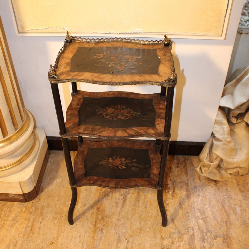 Tavolino a tre ripiani  (Francia, XIX sec.)  - Asta Gli Arredi di Villa "Le Marchesane" - San Luca Casa d'Aste