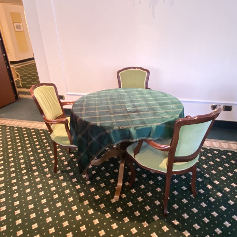 Tavolo e tre poltroncine  (XX Sec.)  - Asta Gli Arredi del Grand Hotel Bristol sul Lago Maggiore - San Luca Casa d'Aste