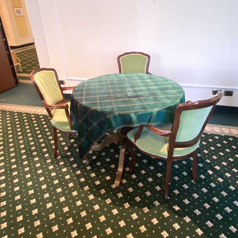 Tavolo e tre poltroncine  (XX Sec.)  - Asta Gli Arredi del Grand Hotel Bristol sul Lago Maggiore - San Luca Casa d'Aste