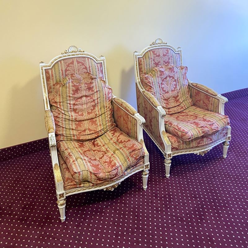 Coppia di poltrone in legno laccato e dorato  (XX sec.)  - Asta Gli Arredi del Grand Hotel Bristol sul Lago Maggiore - San Luca Casa d'Aste