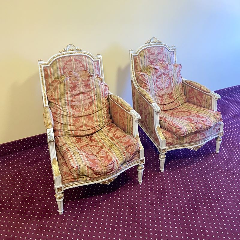 Coppia di poltrone in legno laccato e dorato  (XX sec.)  - Asta Gli Arredi del Grand Hotel Bristol sul Lago Maggiore - San Luca Casa d'Aste