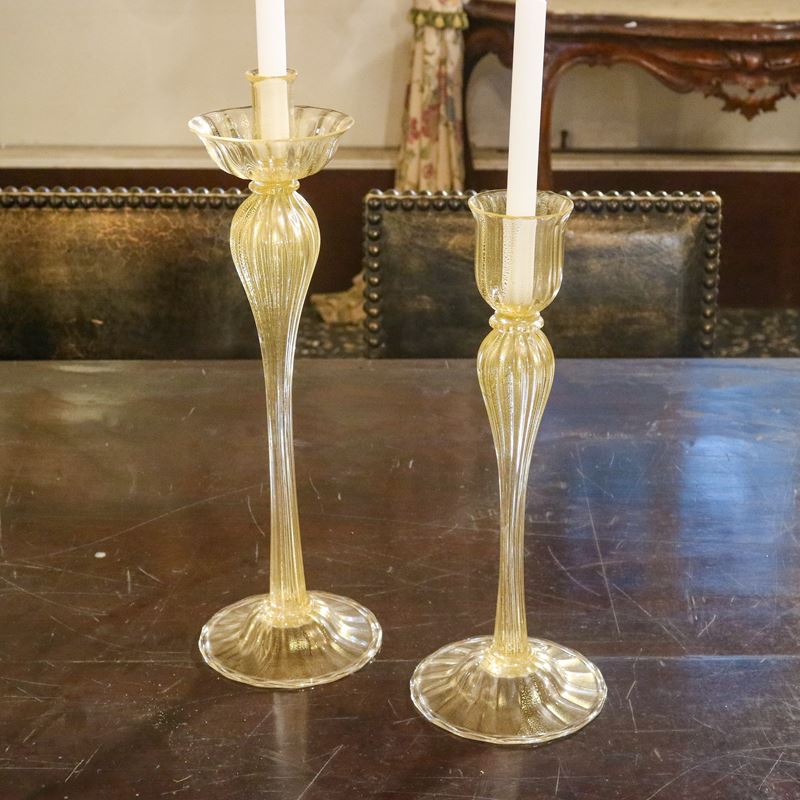 Due candelieri in vetro soffiato  (Murano, XX sec.)  - Asta Gli Arredi di Villa "Le Marchesane" - San Luca Casa d'Aste