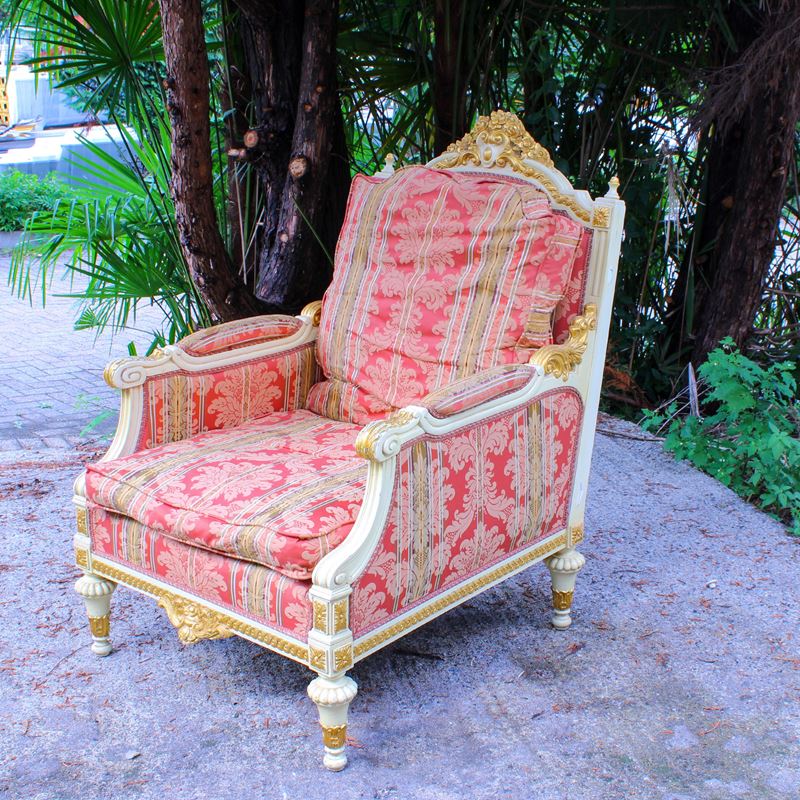 Poltrona in legno laccato e dorato  (XX sec.)  - Asta Gli Arredi del Grand Hotel Bristol sul Lago Maggiore - San Luca Casa d'Aste