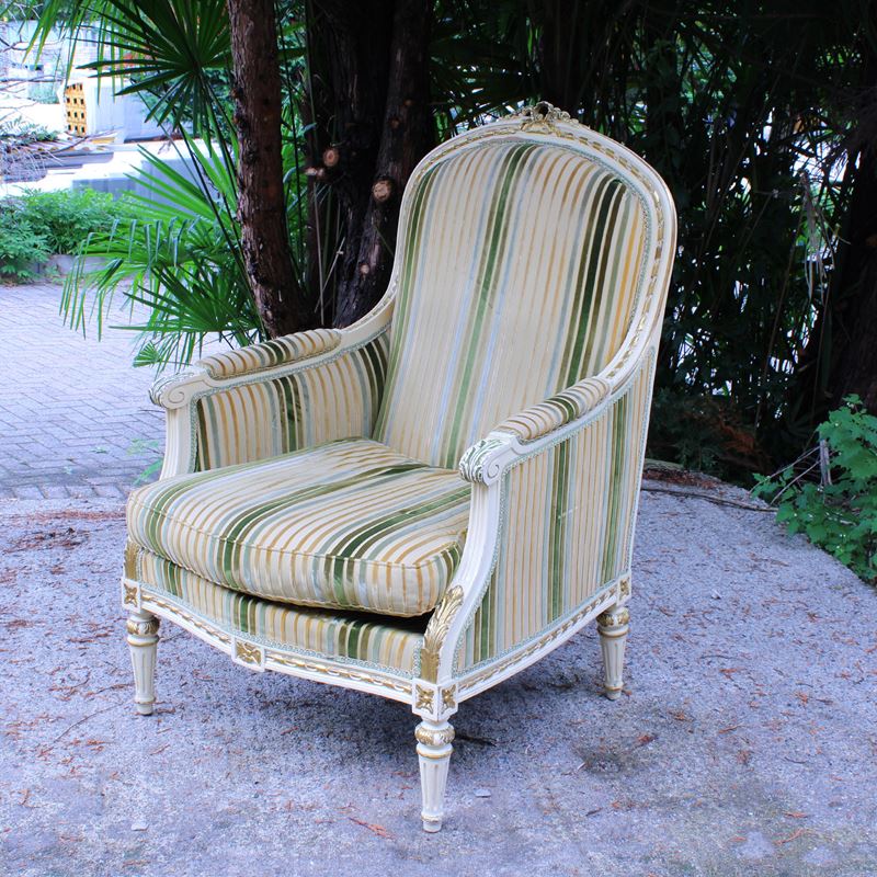Poltrona in legno laccato e dorato  (XX sec.)  - Asta Gli Arredi del Grand Hotel Bristol sul Lago Maggiore - San Luca Casa d'Aste