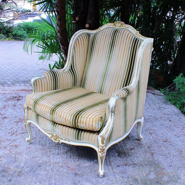Poltrona Bergère in legno laccato e dorato