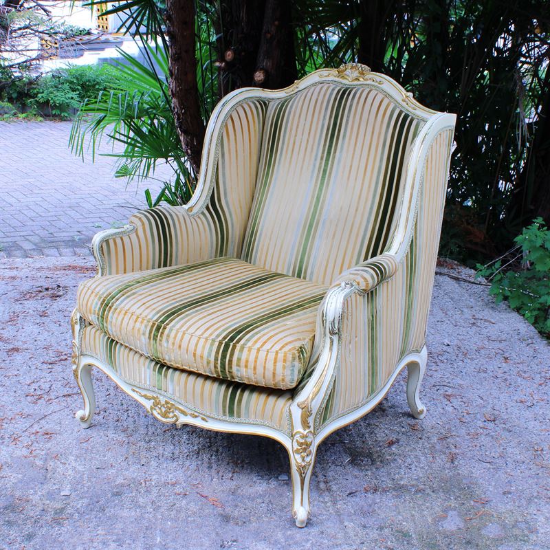 Poltrona Bergère in legno laccato e dorato  (XX sec.)  - Asta Gli Arredi del Grand Hotel Bristol sul Lago Maggiore - San Luca Casa d'Aste