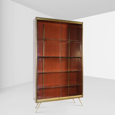 ISA Bergamo, Vetrina in ottone e masonite color mogano