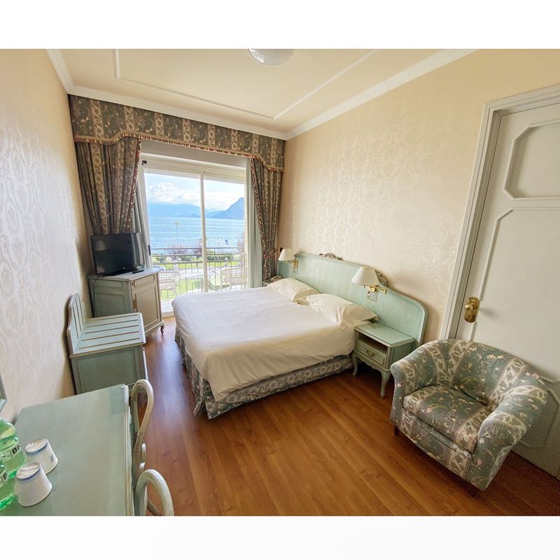 Camera doppia in legno tinto verde  (Italia, XX sec.)  - Asta Gli Arredi del Grand Hotel Bristol sul Lago Maggiore - San Luca Casa d'Aste