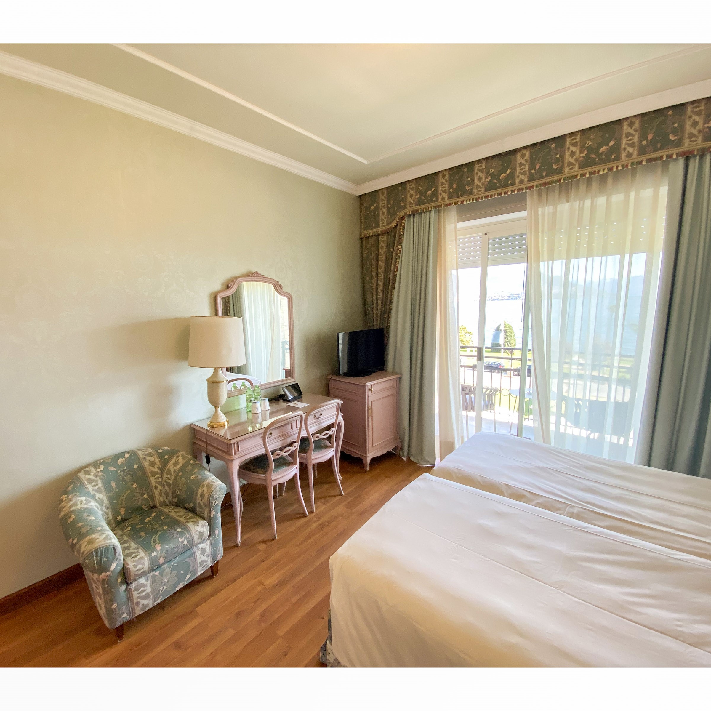 Camera doppia in legno tinto rosa