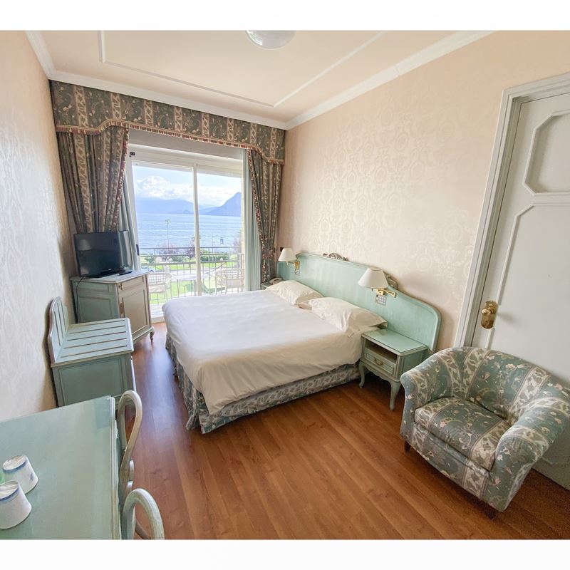Camera doppia in legno tinto verde  (Italia, XX sec.)  - Asta Gli Arredi del Grand Hotel Bristol sul Lago Maggiore - San Luca Casa d'Aste