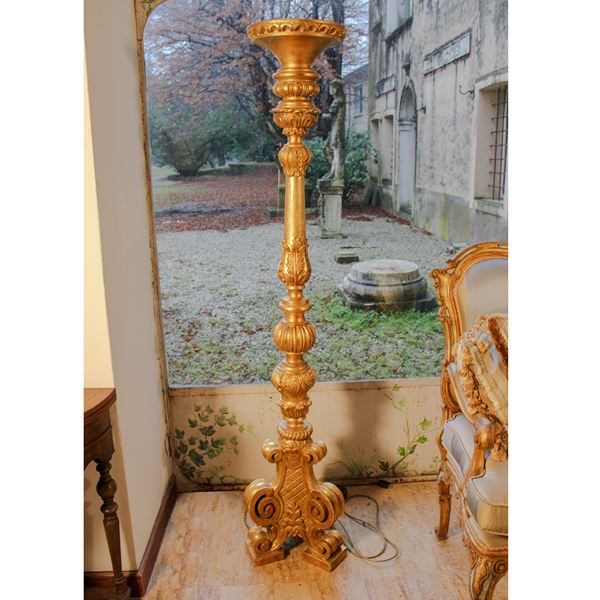 ♦ Torciere in legno dorato