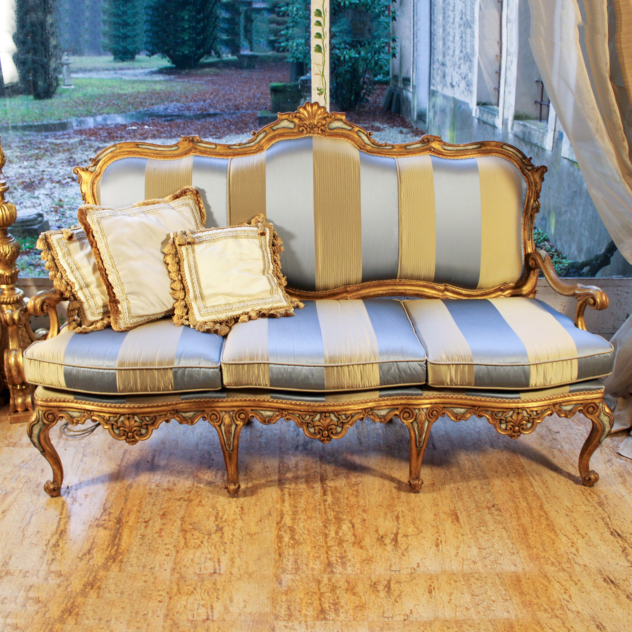 ♦ Divano in Legno Dorato