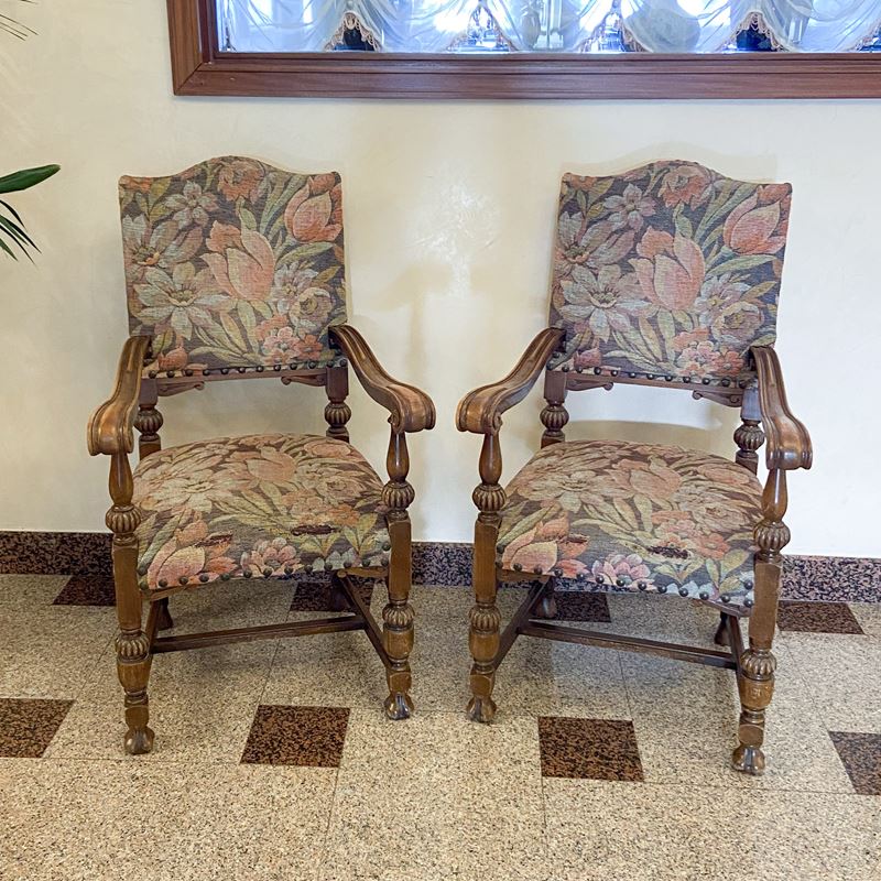 Coppia di poltrone in legno tinto noce  (Italia, XX sec.)  - Asta Gli Arredi del Grand Hotel Bristol sul Lago Maggiore - San Luca Casa d'Aste