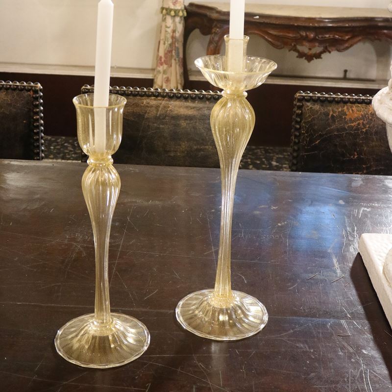 Due candelieri in vetro soffiato  (Murano, XX sec.)  - Asta Gli Arredi di Villa "Le Marchesane" - San Luca Casa d'Aste