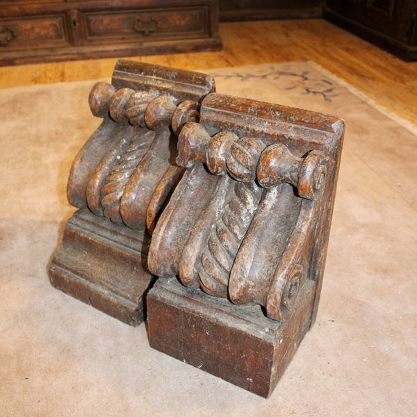Coppia di fregi in legno