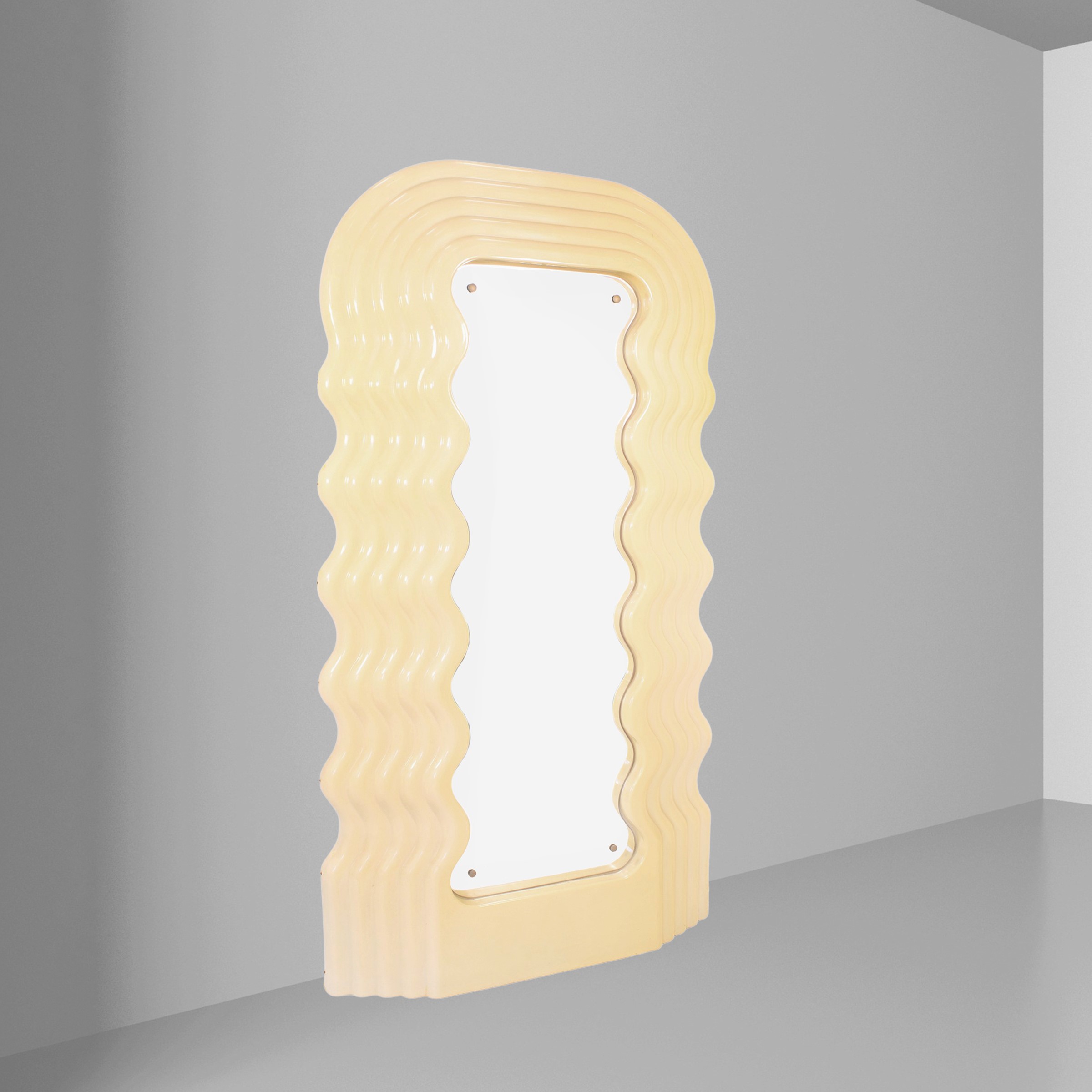 Ettore Sottsass, Specchiera “Ultrafragola” in perspex e vetro specchiato (prod. Poltronova), anni...