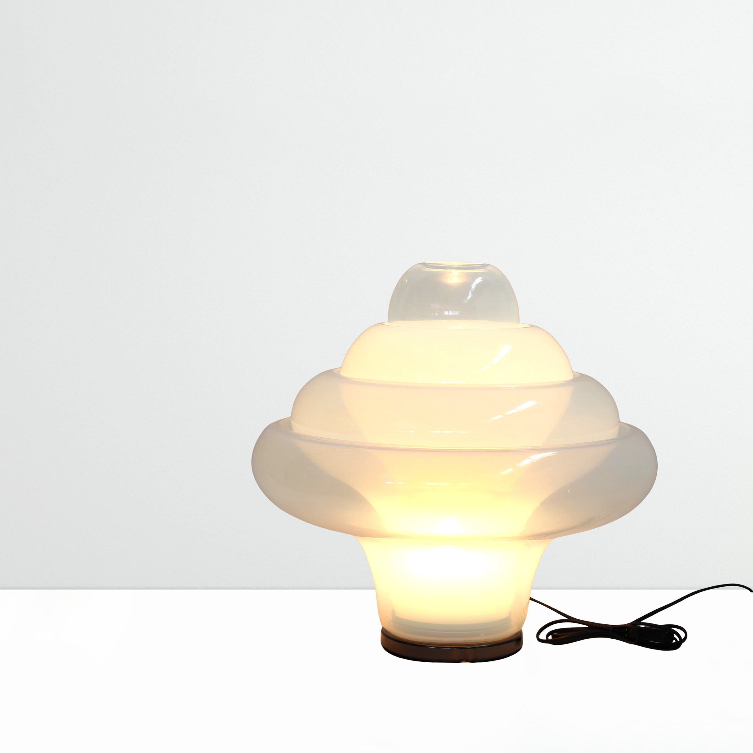 Carlo Nason, Lampada da tavolo Lotus, mod. LT. 305, vetro di Murano opalino con base in metallo